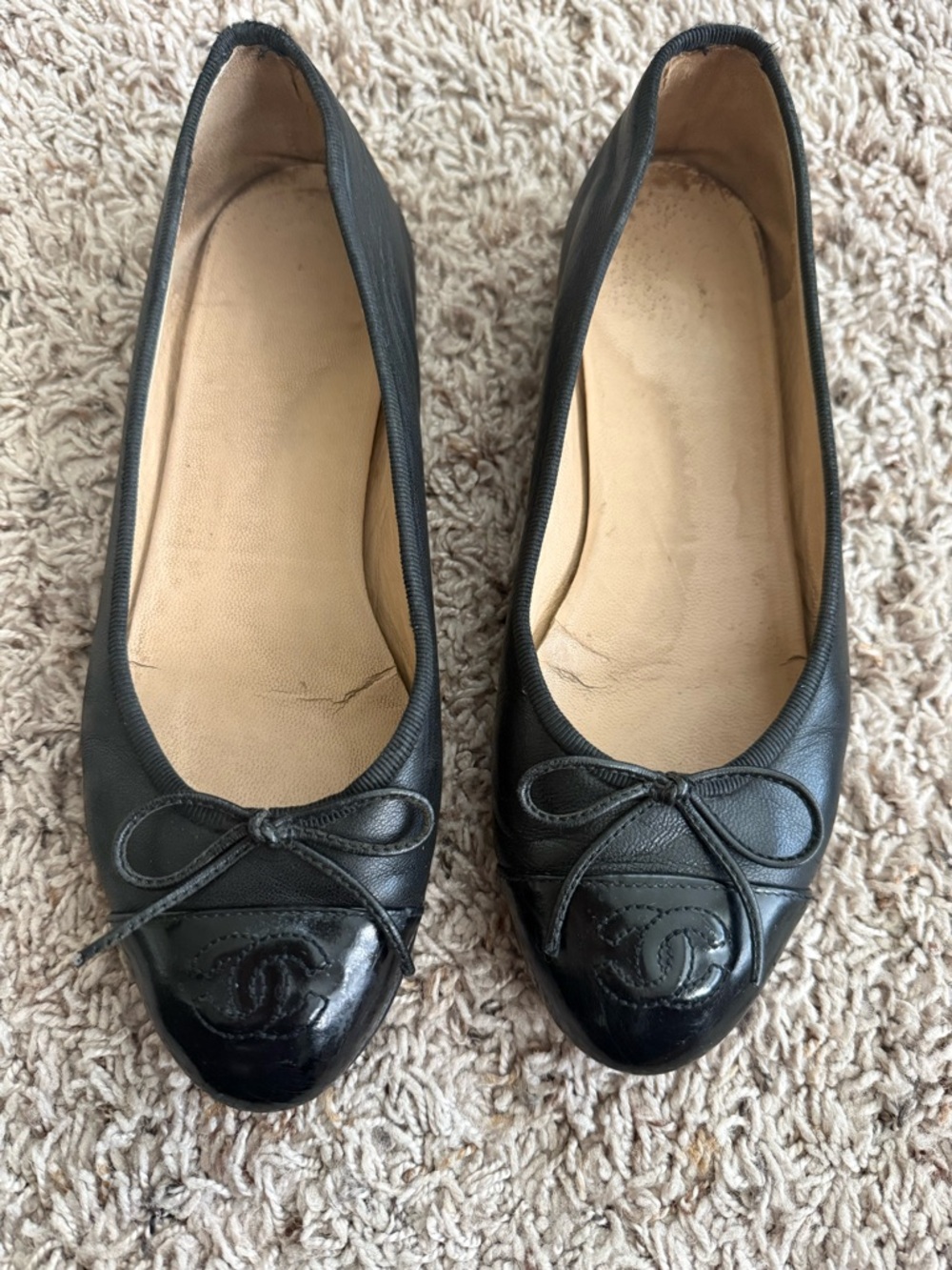 CHANEL Black Leather Ballet Flats with Bow and CC Cap Toe